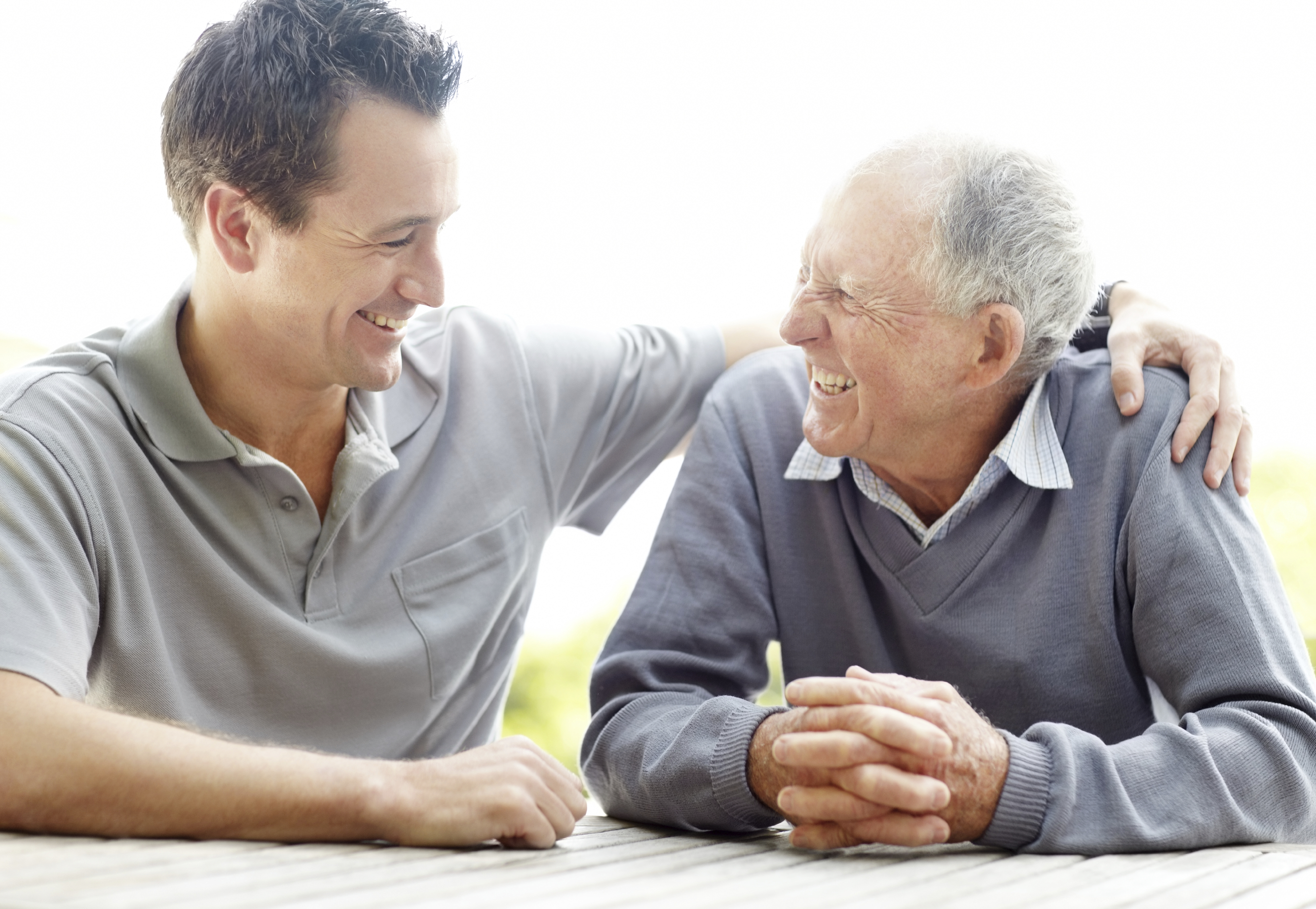 Почему улыбка помогает людям в общении. Общение с пожилым человеком. Общение людей. Общение с людьми пожилого возраста. Пожилые родители.